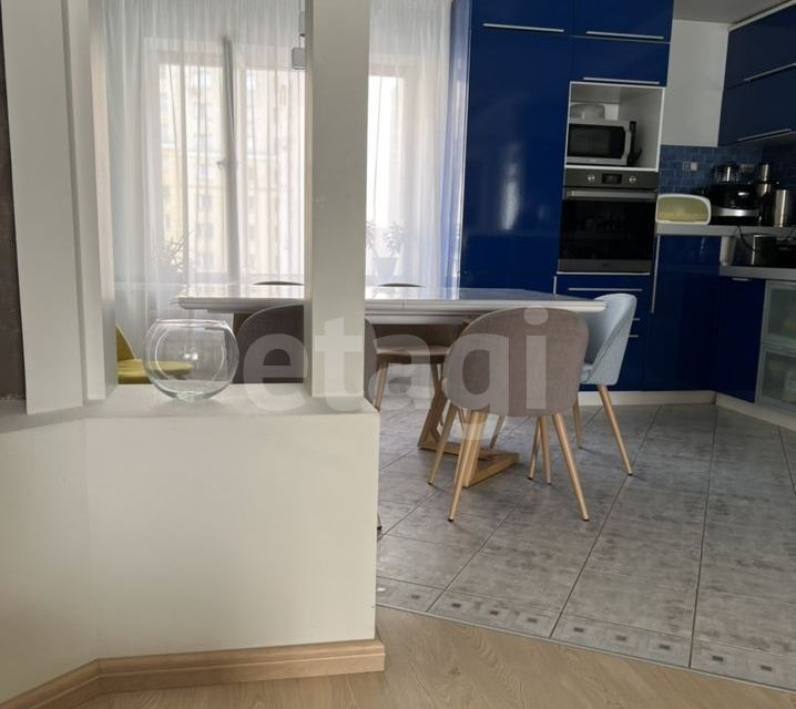 Продаётся 4-комнатная квартира, 186.8 м²