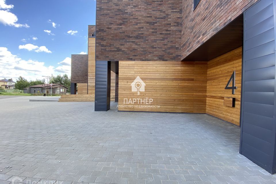 Продаётся 4-комнатная квартира, 142.4 м²