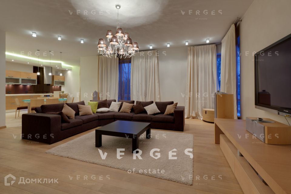 Продаётся 4-комнатная квартира, 195 м²