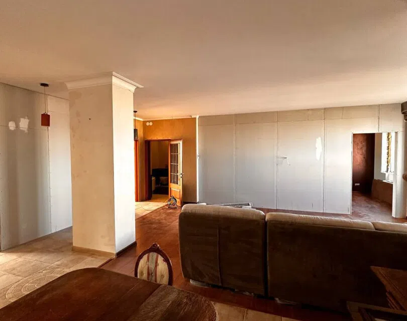 Продаётся 5-комнатная квартира, 194 м²