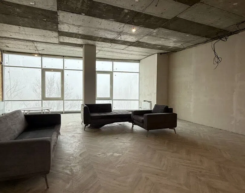 Продаётся 4-комнатная квартира, 193.4 м²