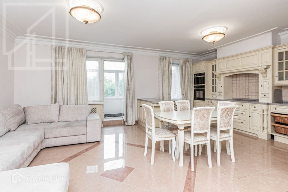 Сдаётся 3-комнатная квартира, 229 м²