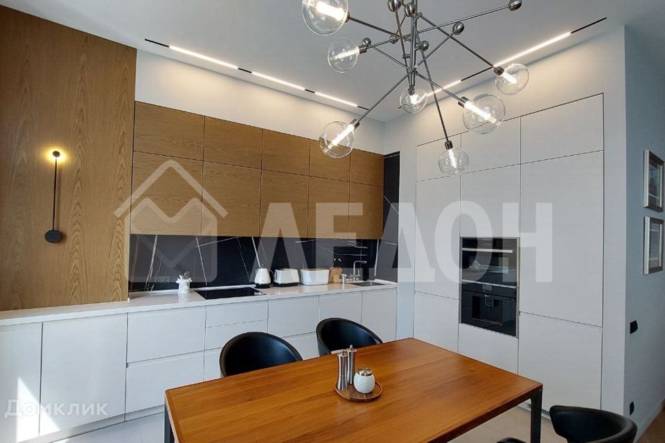 Продаётся 3-комнатная квартира, 162.8 м²