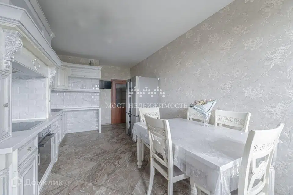 Продаётся 4-комнатная квартира, 121.9 м²