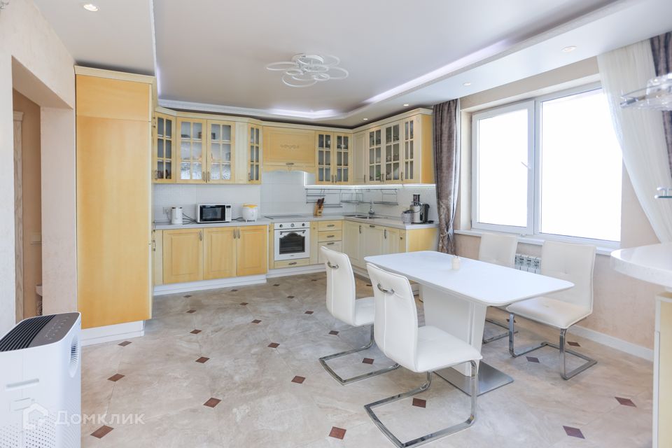 Продаётся 3-комнатная квартира, 104 м²