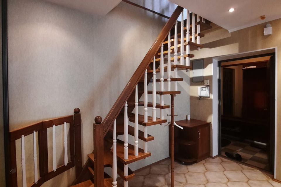 Продаётся 4-комнатная квартира, 132 м²