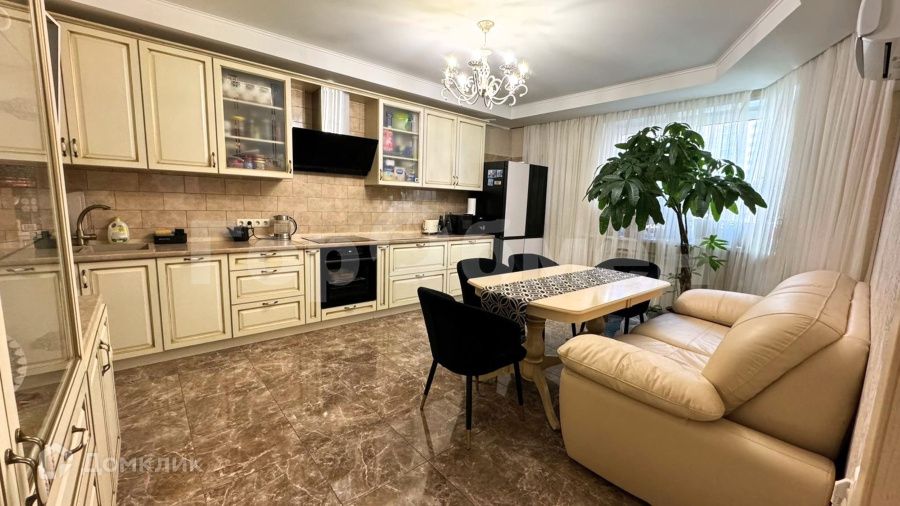 Продаётся 3-комнатная квартира, 130.7 м²