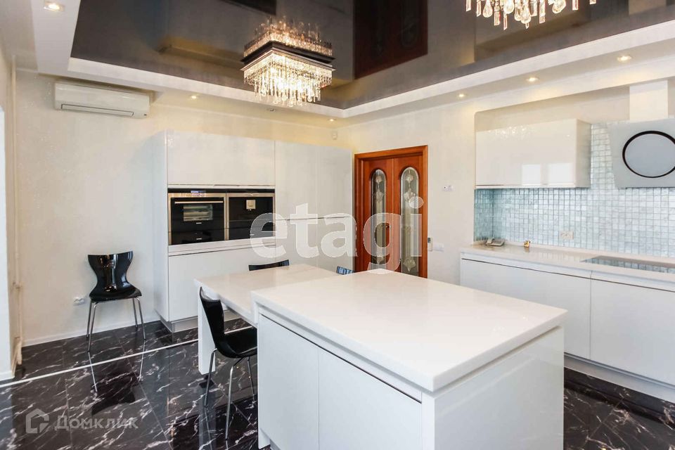 Продаётся 5-комнатная квартира, 225.4 м²