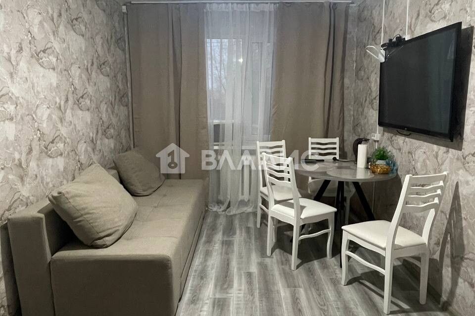 Продаётся 2 комнаты в 8-комн. квартире, 98 м²