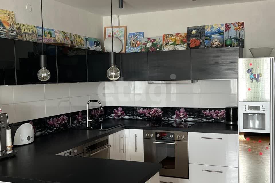 Продаётся 3-комнатная квартира, 101.8 м²