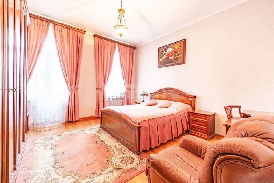 Продаётся 4-комнатная квартира, 180 м²