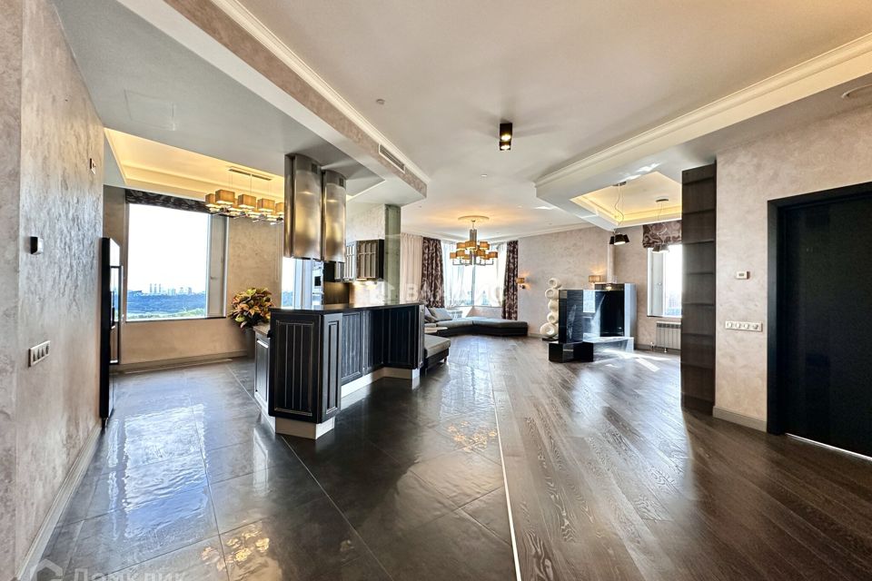 Продаётся 4-комнатная квартира, 210.8 м²