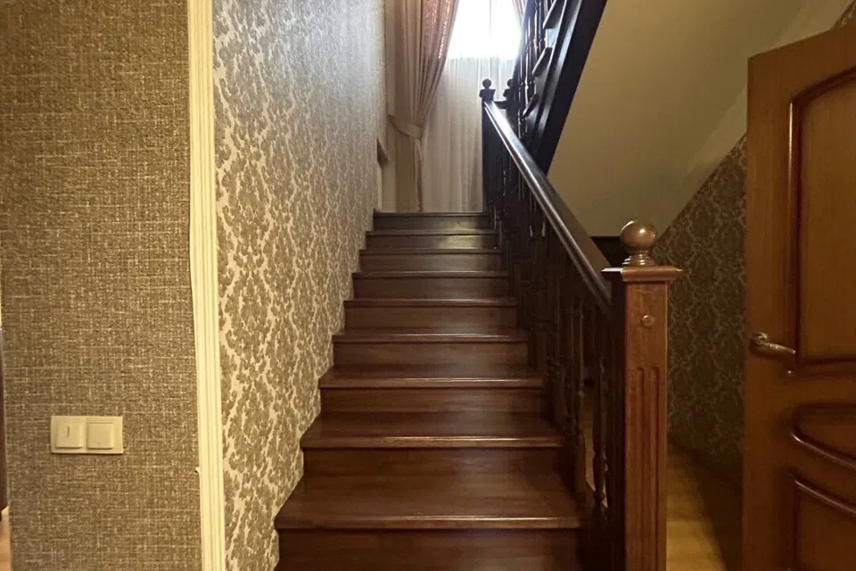 Сдаётся 2-этажный дом, 165 м²