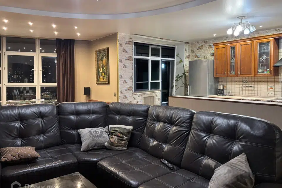 Продаётся 4-комнатная квартира, 159 м²