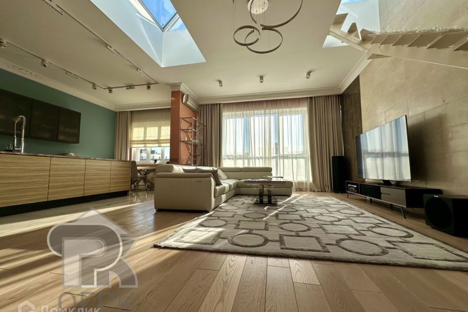 Продаётся 3-комнатная квартира, 260 м²