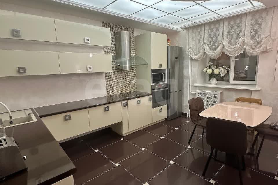 Продаётся 3-комнатная квартира, 112.7 м²