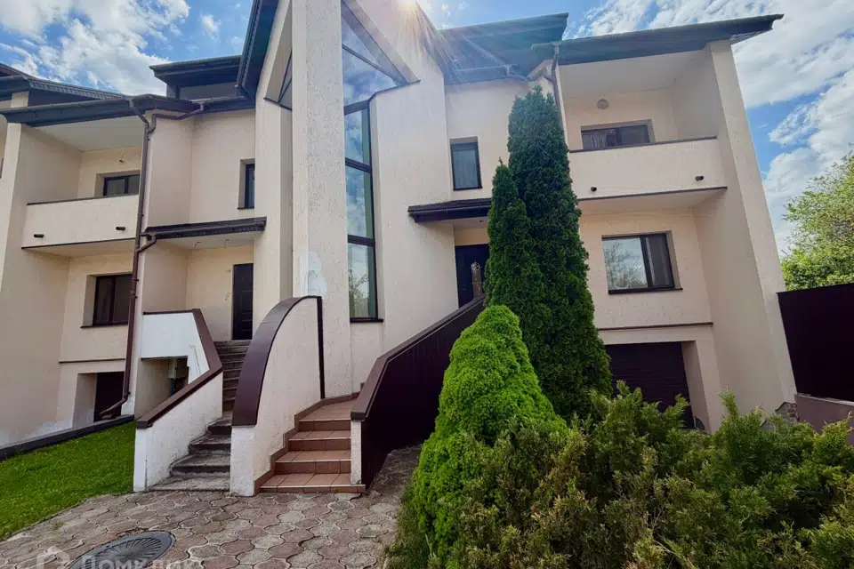 Продаётся таунхаус, 5-эт., 300 м²