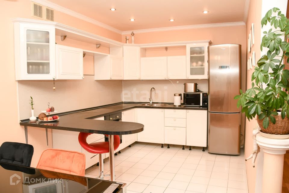 Продаётся 3-комнатная квартира, 108 м²