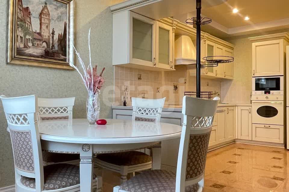 Продаётся 3-комнатная квартира, 104 м²