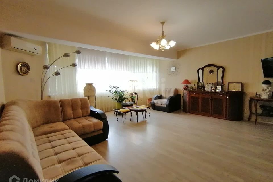Продаётся 3-комнатная квартира, 135 м²