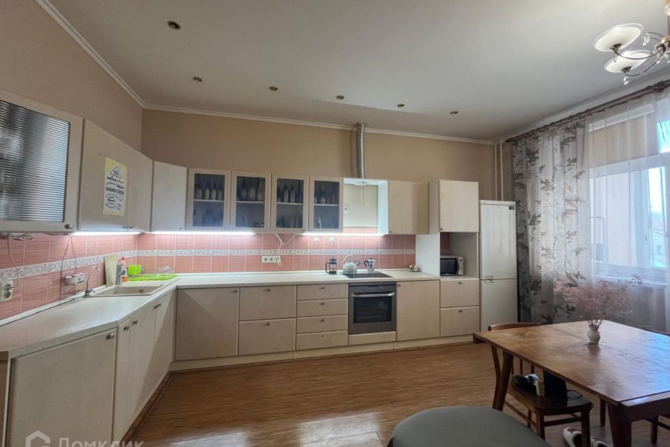 Продаётся 1-комнатная квартира, 64 м²