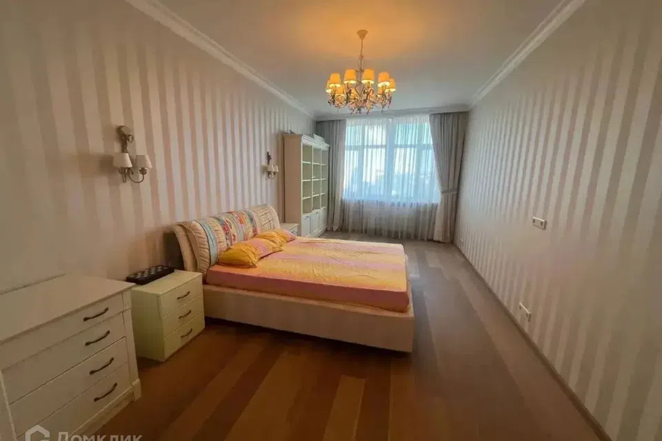 Продаётся 4-комнатная квартира, 205 м²