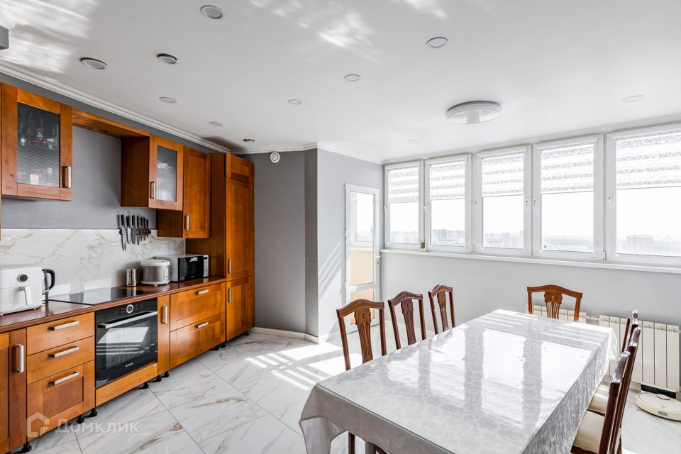 Продаётся 5-комнатная квартира, 255 м²