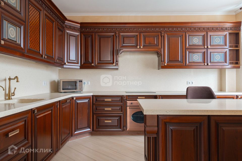 Продаётся 3-комнатная квартира, 127 м²