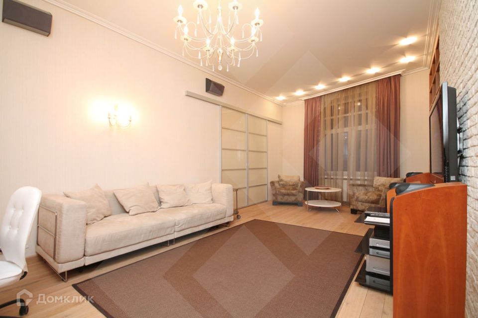 Сдаётся 2-комнатная квартира, 135 м²