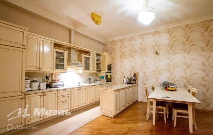 Продаётся 5-комнатная квартира, 256 м²