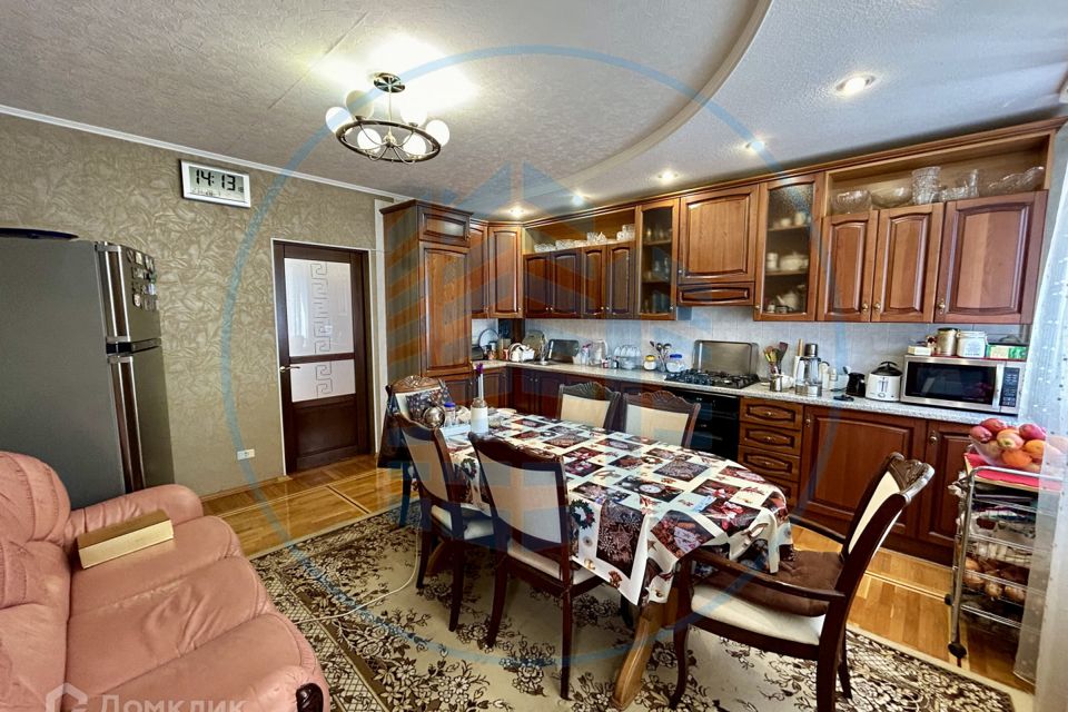 Продаётся 4-комнатная квартира, 160.3 м²