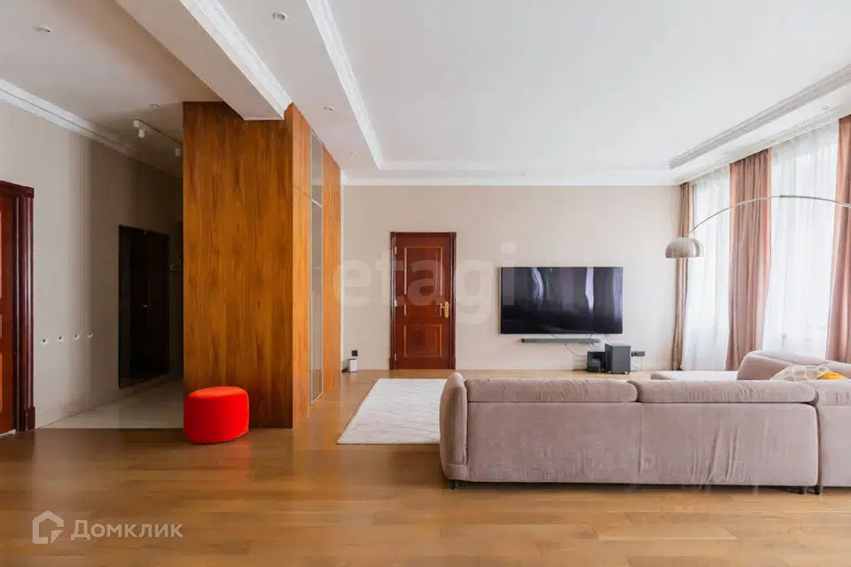 Продаётся 4-комнатная квартира, 187.6 м²