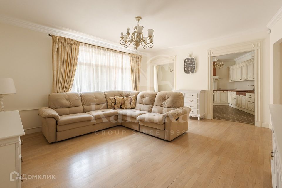 Продаётся 4-комнатная квартира, 156 м²