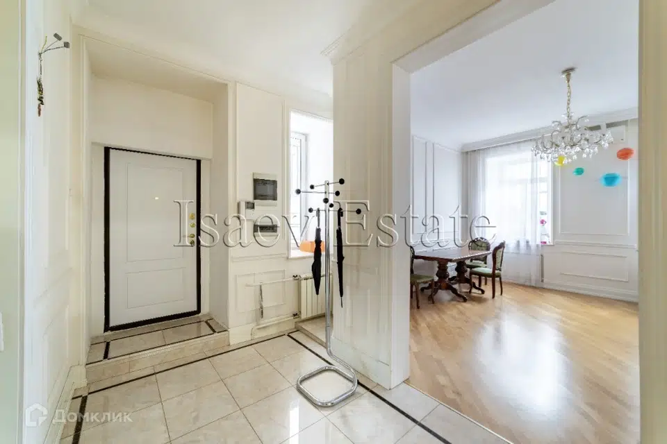 Продаётся 4-комнатная квартира, 143 м²