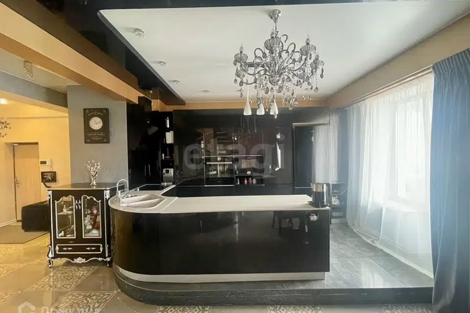 Продаётся 3-комнатная квартира, 167 м²