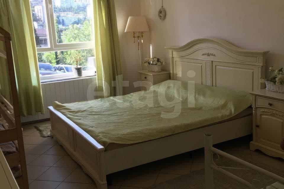 Продаётся 4-комнатная квартира, 129.4 м²