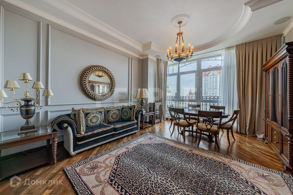 Продаётся 4-комнатная квартира, 278 м²