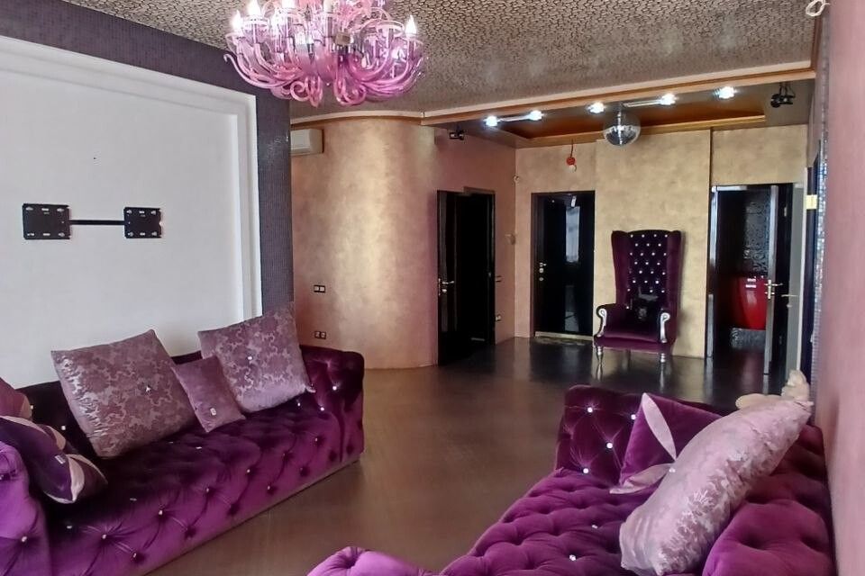Сдаётся 2-комнатная квартира, 90 м²