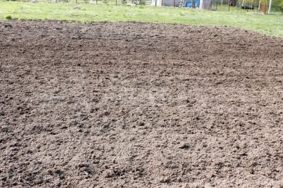 Грядка под чеснок. Когда перепахивать землю под зиму. Когда перепахивать землю под зиму. Вспаханный огород. Осенний перепаханный огород.