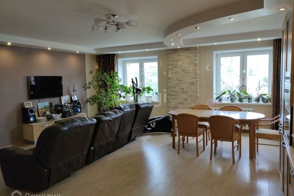 Продаётся 4-комнатная квартира, 211.5 м²