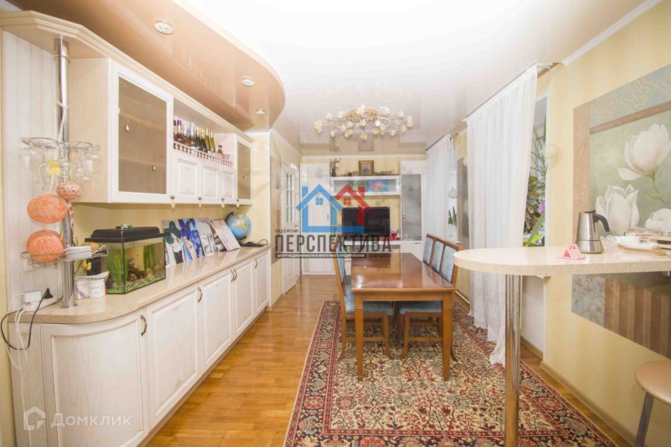Продаётся 4-комнатная квартира, 200 м²