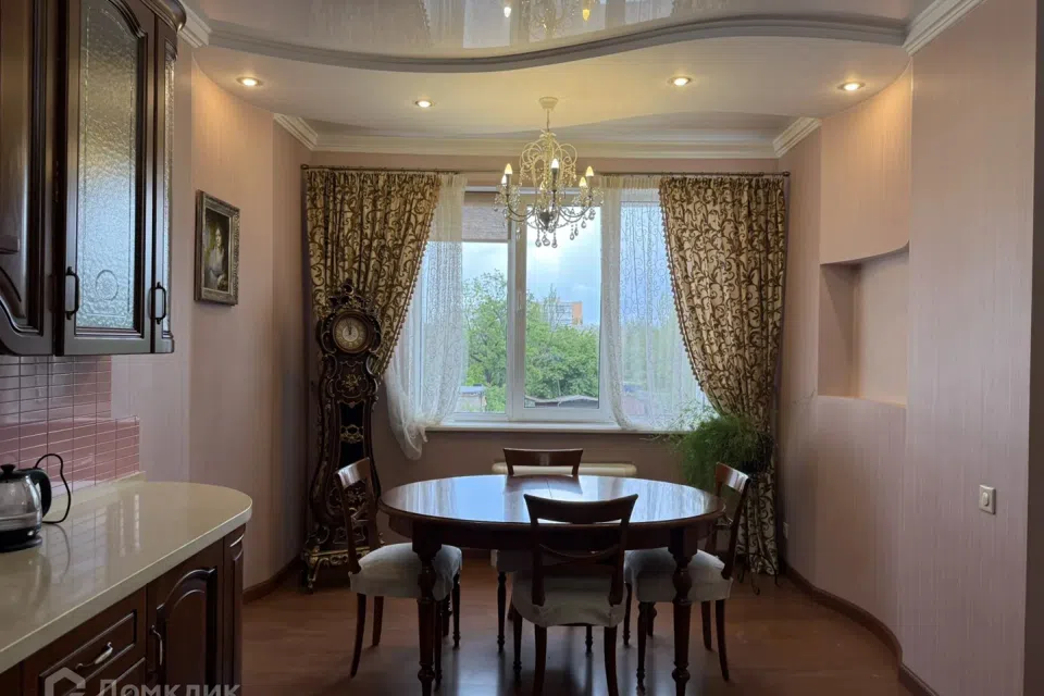 Продаётся 3-комнатная квартира, 135 м²