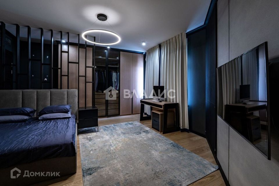 Продаётся 4-комнатная квартира, 222 м²