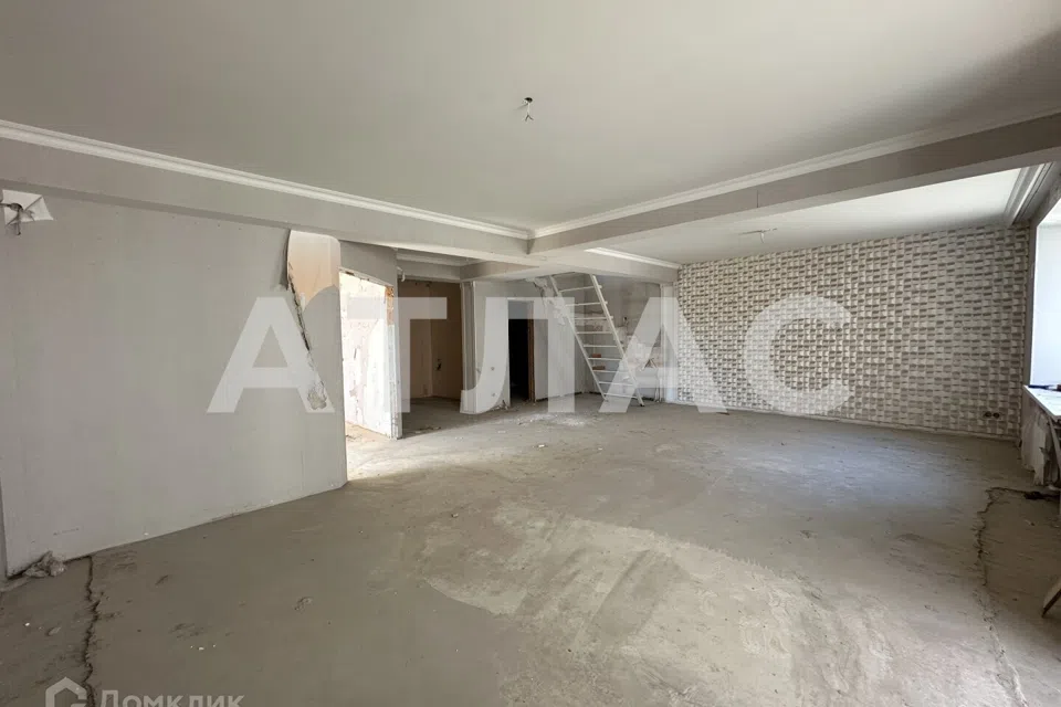 Продаётся 4-комнатная квартира, 178.6 м²