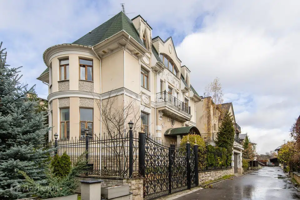 Продаётся 3-этажный дом, 553 м²