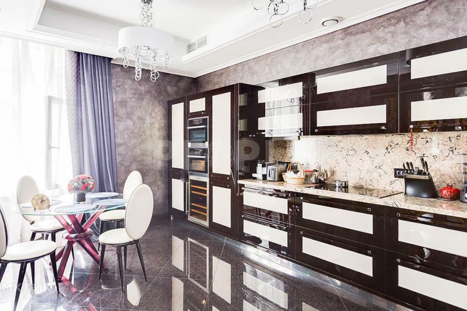 Продаётся 3-комнатная квартира, 184 м²