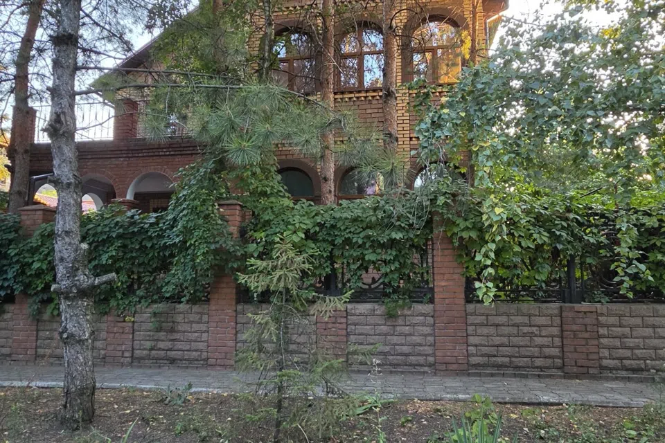 Продаётся 2-этажный дом, 400 м²