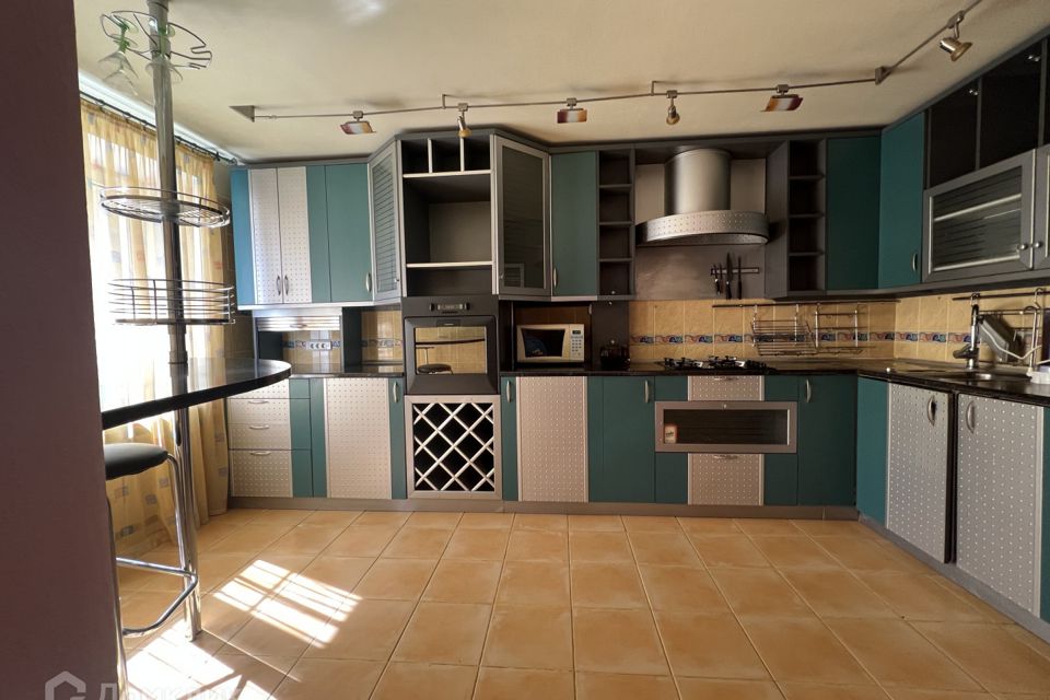 Продаётся 4-комнатная квартира, 133.2 м²