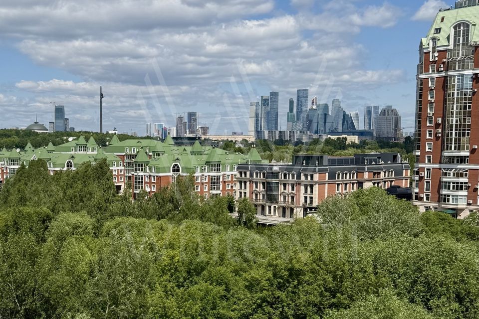 Продаётся 4-комнатная квартира, 135 м²