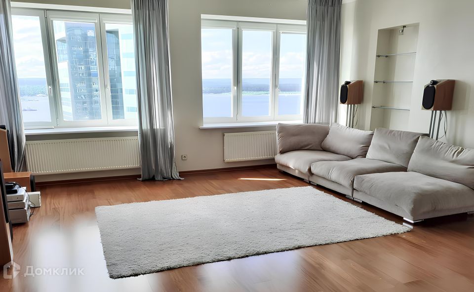 Сдаётся 4-комнатная квартира, 200 м²